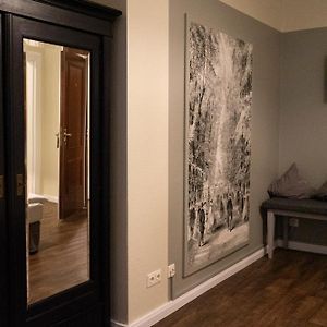 Zimmer mit Kingsize-Bett