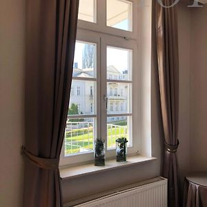 Zimmer mit Kingsize-Bett